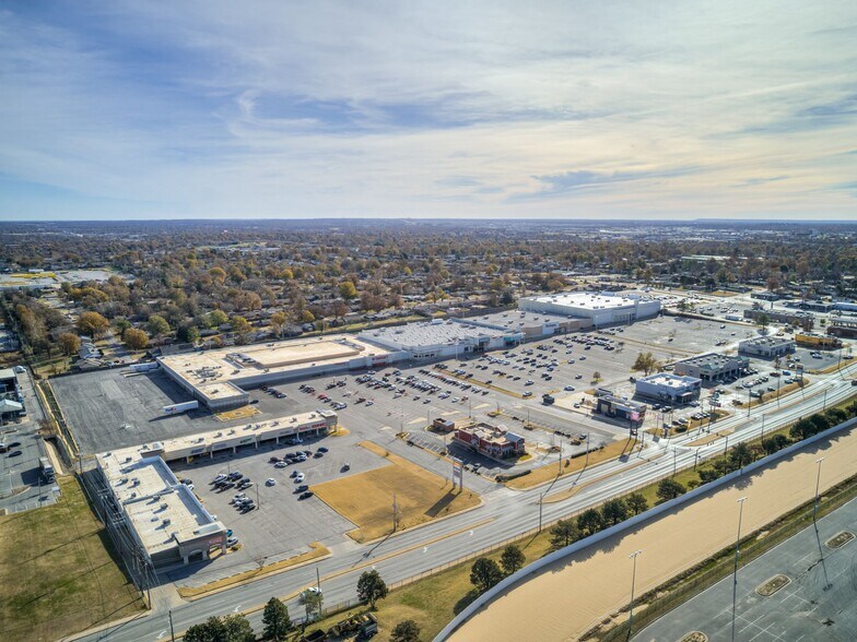 More Photos Of 5103 E 21st St, Tulsa General Retail For Lease