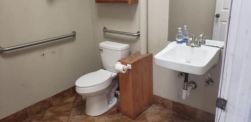 More Photos Of 616 S Broadway St, Mccomb Freestanding For Sale