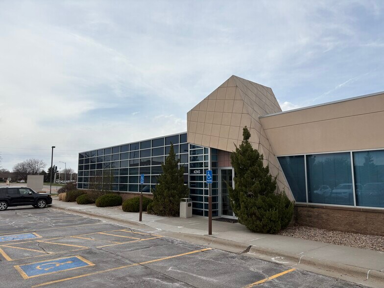 More Photos Of 4245 S 143rd Cir, Omaha Office For Lease