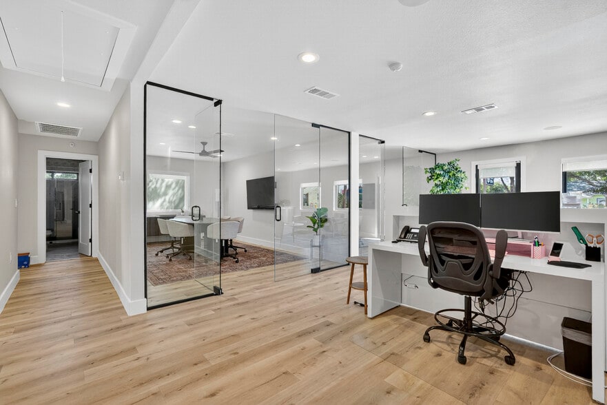 More Photos Of 1708 W Koenig Ln, Austin Office Residential For Lease