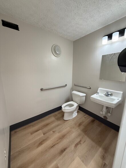 More Photos Of 10841 Kingston Pike, Knoxville Freestanding For Lease