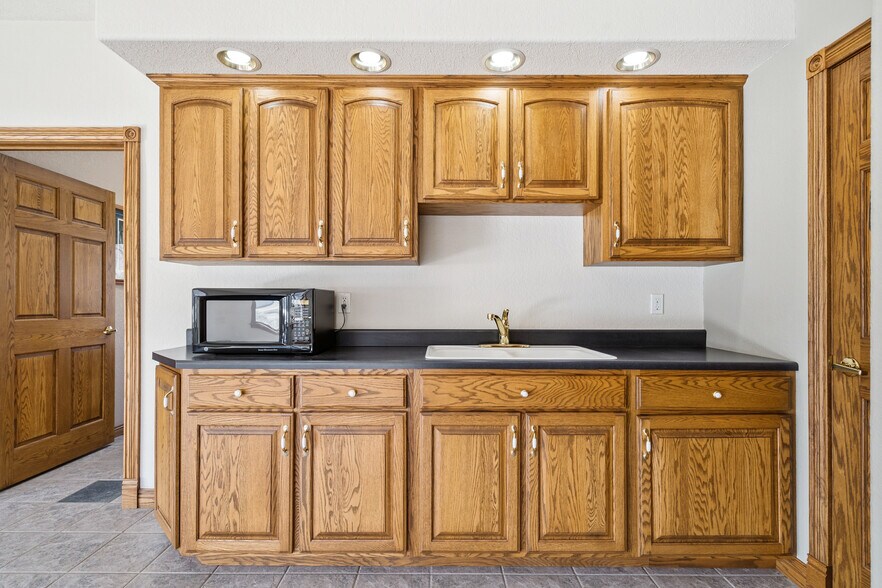 More Photos Of 702 Short St, Decorah Office For Sale