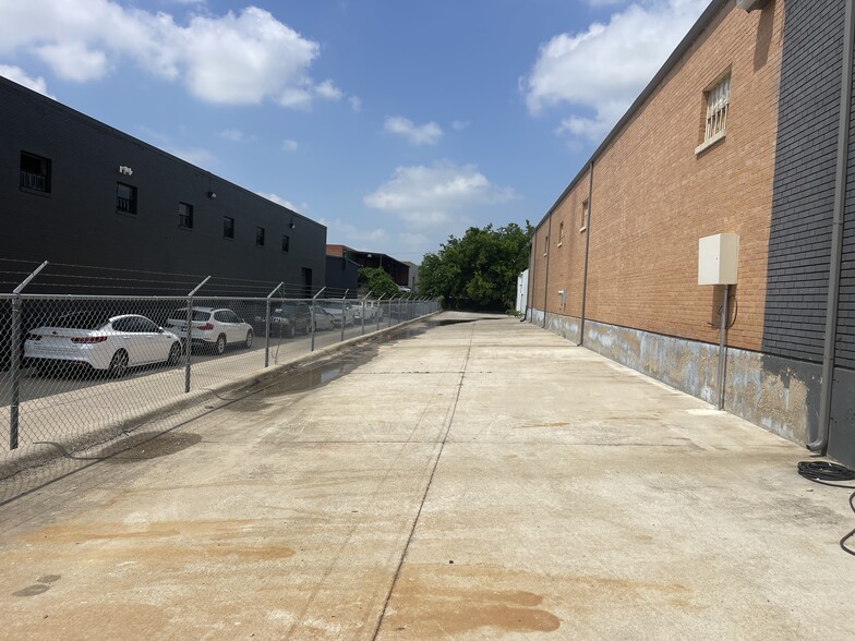 More Photos Of 2615 Brenner Dr, Dallas Distribution For Sale