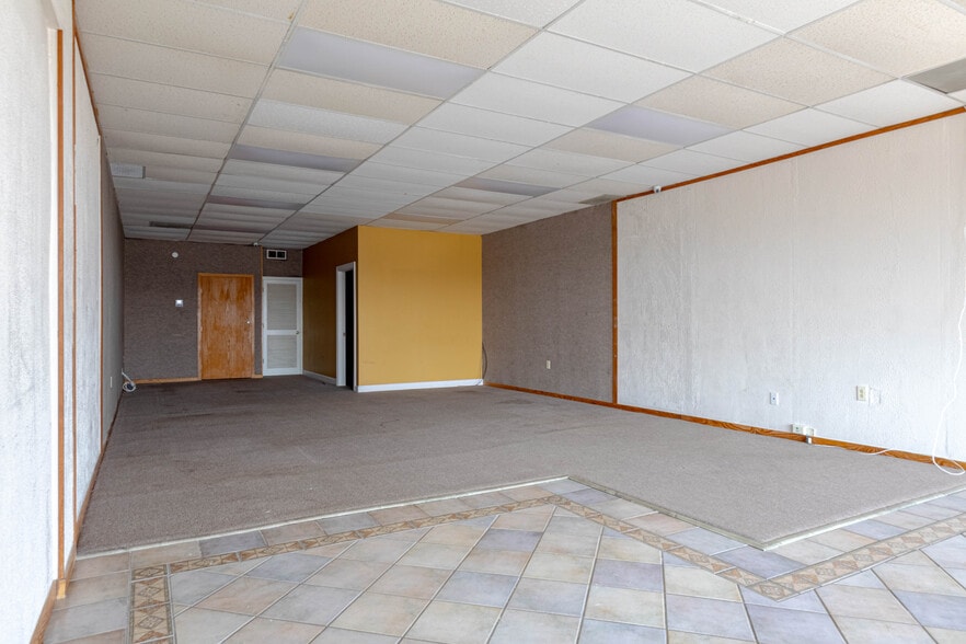 More Photos Of 4702-4740 Century Plaza Rd, Indianapolis Unknown For Lease