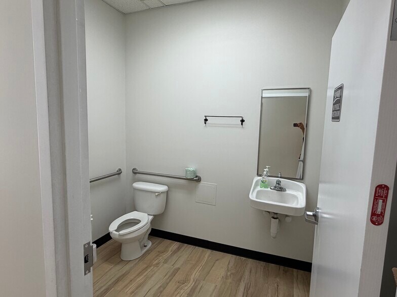 More Photos Of 3619 Richmond Hwy, Stafford Flex For Sale