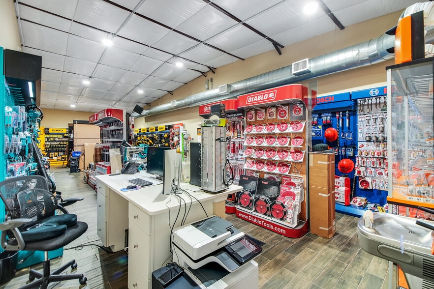 More Photos Of 1818 Greenleaf Ln, Leesburg Warehouse For Sale