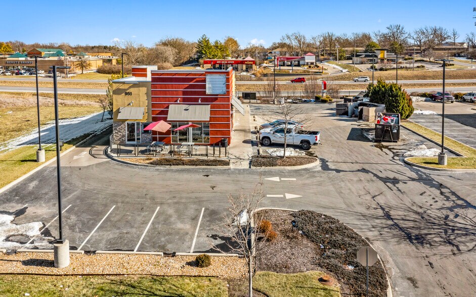 More Photos Of 951 NE Sam Walton Ln, Lee's Summit General Retail For Sale