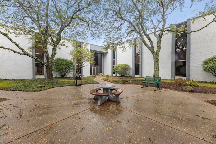 More Photos Of 9403 Kenwood Rd, Blue Ash Medical For Lease