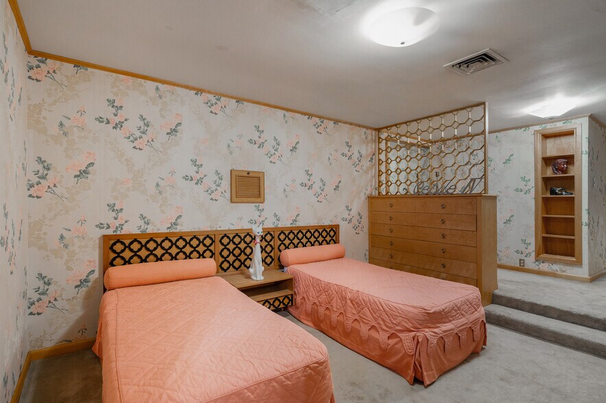 More Photos Of 531 W Main St, Denison Office For Sale