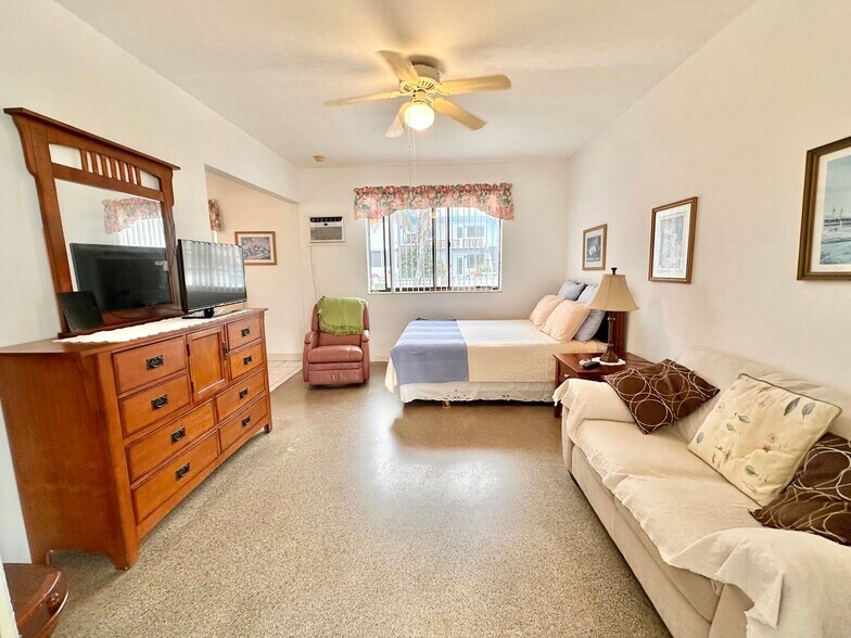 More Photos Of 2212 N Surf Rd, Hollywood Specialty For Sale