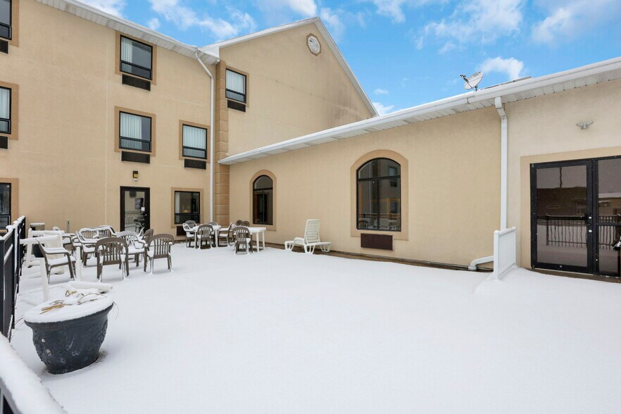 More Photos Of 509 S Wooster Ave, Strasburg Hotel For Sale