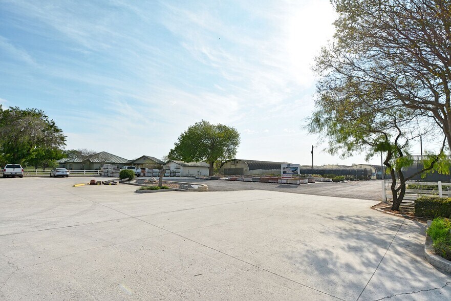 More Photos Of 120 E Zipp Rd, New Braunfels General Retail For Sale