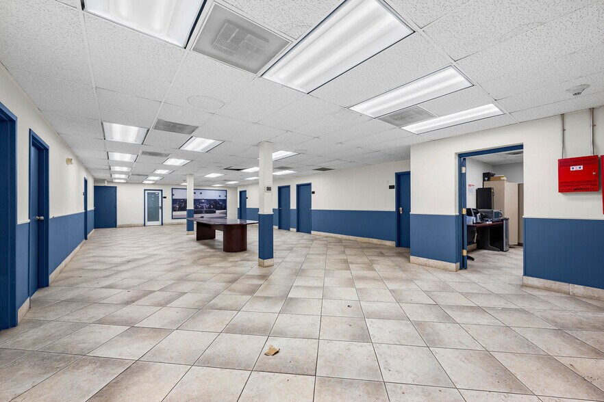 More Photos Of 2727 S Beech Daly Rd, Dearborn Heights Warehouse For Lease