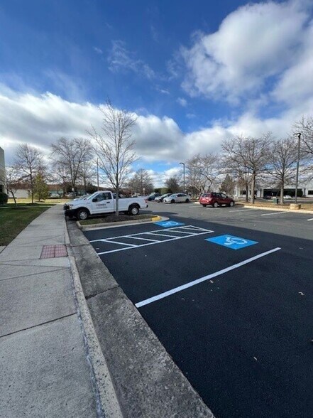 More Photos Of 4170 Lafayette Center Dr, Chantilly Light Distribution For Lease