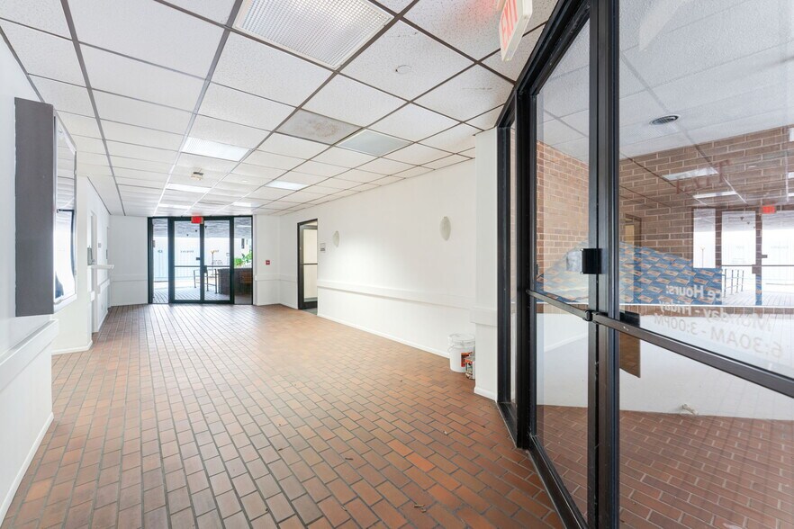 More Photos Of 420 Tamiami Trl S, Venice Medical For Sale