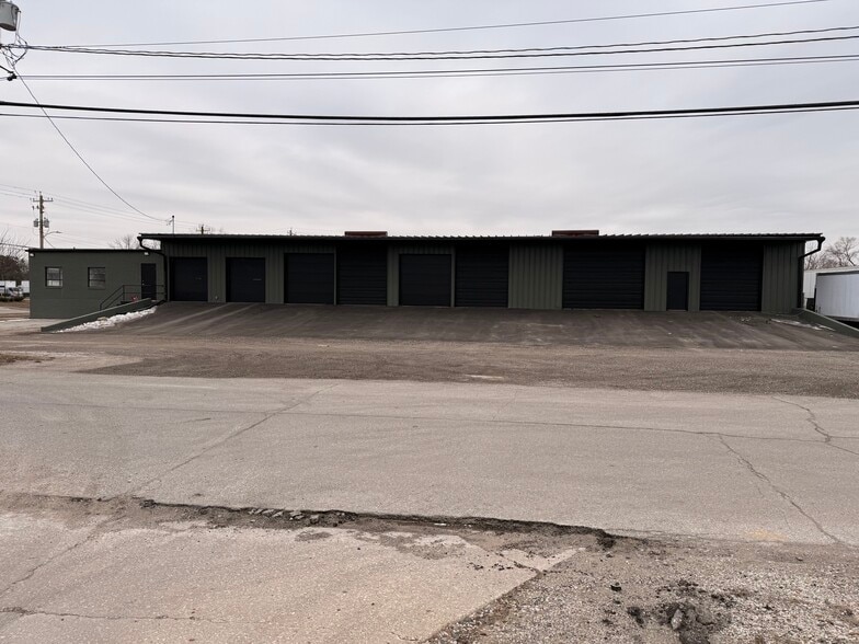 More Photos Of 2011 Hull Ave, Des Moines Truck Terminal For Lease