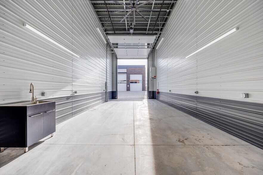 More Photos Of 4390 Regent St, Castle Rock Industrial For Sale