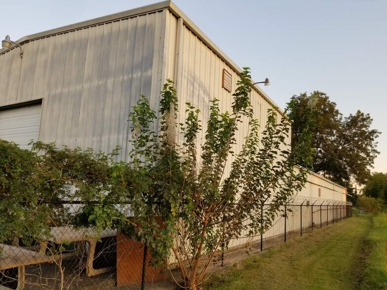 More Photos Of 410 W Canino Rd, Houston Manufacturing For Sale