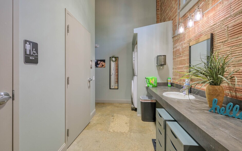 More Photos Of 2302 Main St, Waller Office For Sale