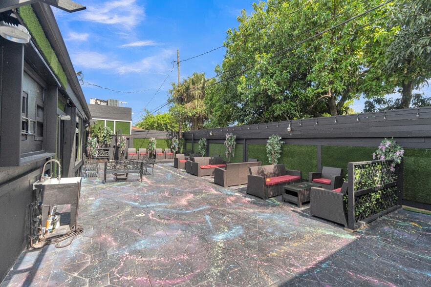 More Photos Of 6546 Pembroke Rd, Miramar Freestanding For Sale