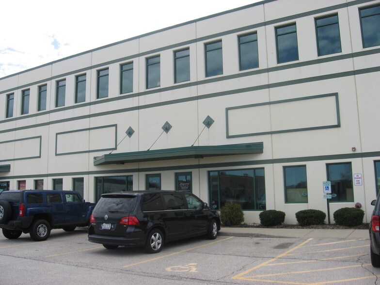More Photos Of 1095 Pingree Rd, Crystal Lake Light Manufacturing For Lease