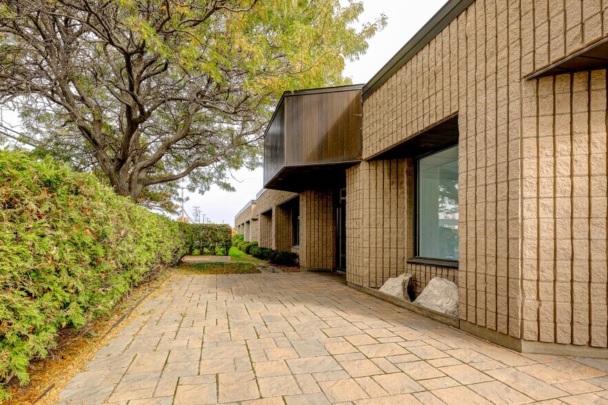 More Photos Of 1660-1700 Boul Hymus, Dorval Warehouse For Sale