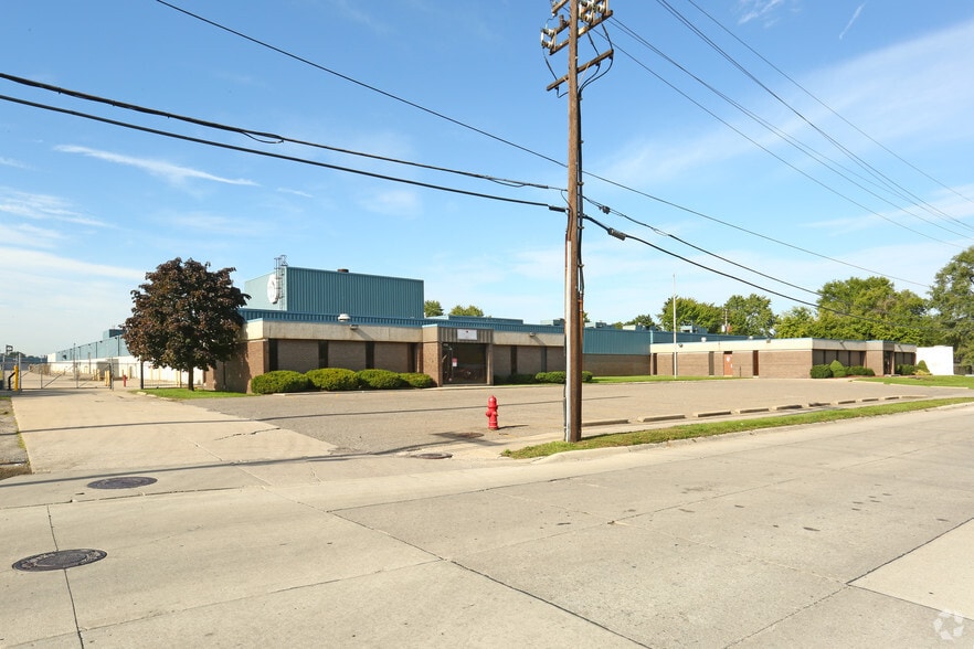 More Photos Of 1705-1737 Cicotte St, Lincoln Park Warehouse For Lease