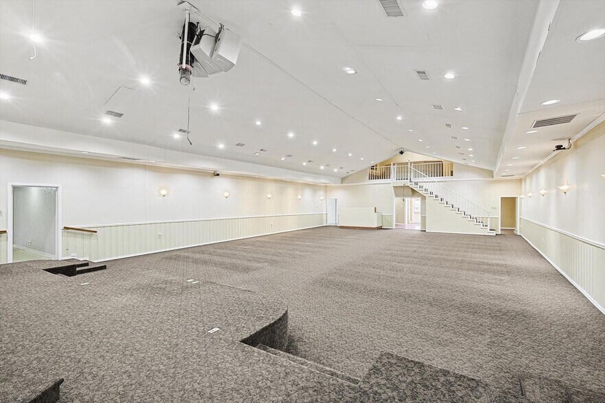 More Photos Of 325 S Cowan Ave, Lewisville Flex For Sale