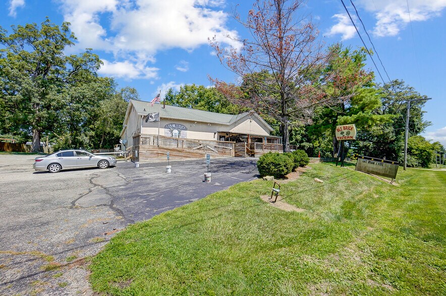 More Photos Of 3475 Mechanicsburg Rd, Springfield Bar For Sale