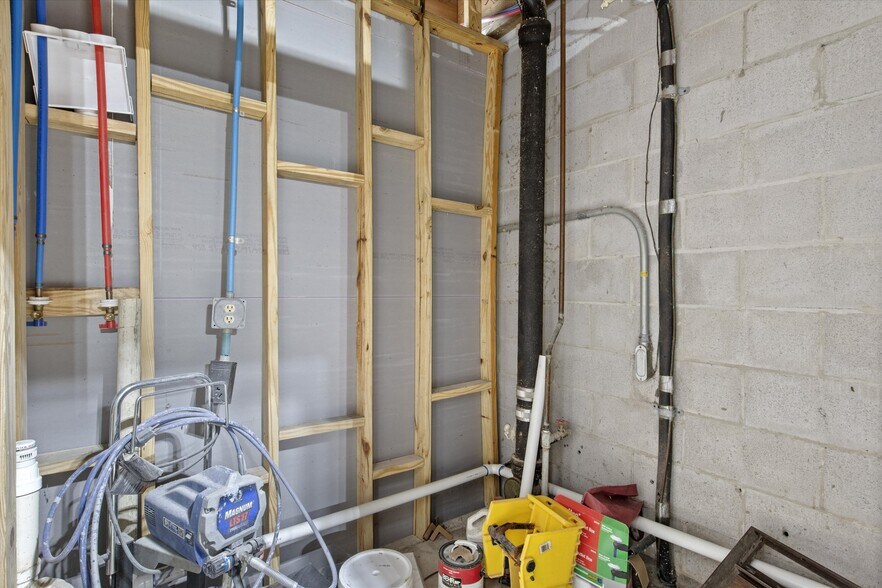 More Photos Of 1355 E Lafayette St, Tallahassee Veterinarian Kennel For Sale