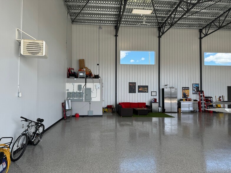More Photos Of 12555 Rue Service A-4, Mirabel Industrial For Sale