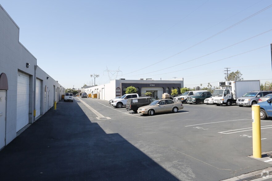 More Photos Of 11760 Roscoe Blvd, Sun Valley Warehouse For Lease