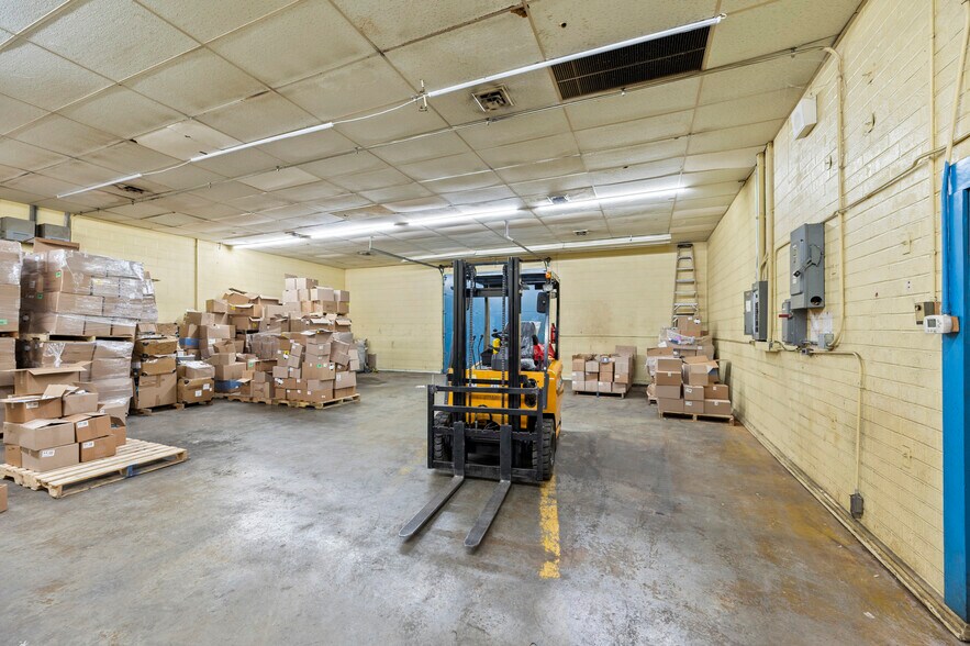 More Photos Of 215 Aloe Rd, Greensboro Manufacturing For Lease