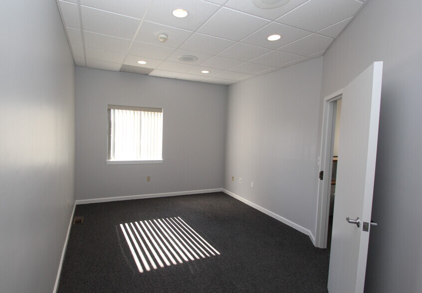 More Photos Of 87 Main St, North Reading Light Manufacturing For Sale