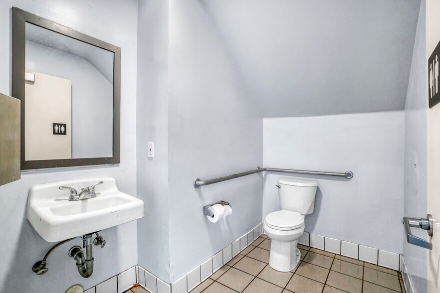 More Photos Of 214 S Locust St, Inglewood Medical For Lease