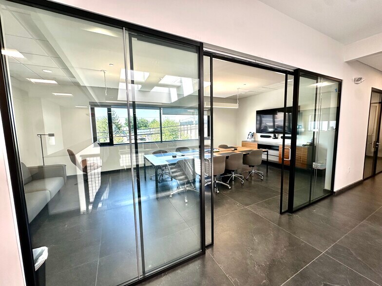 More Photos Of 651 N Michigan Ave, Kenilworth Flex For Lease