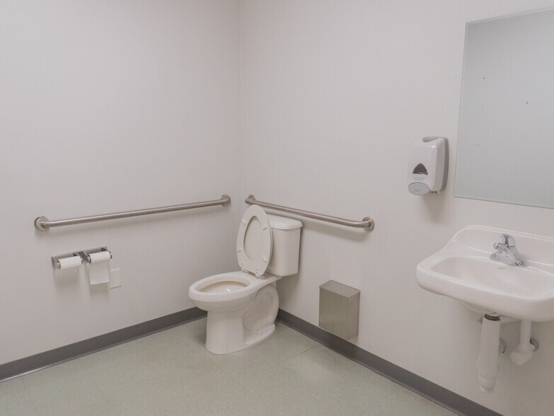 More Photos Of 1604 2nd Ave, Council Bluffs Office For Sale