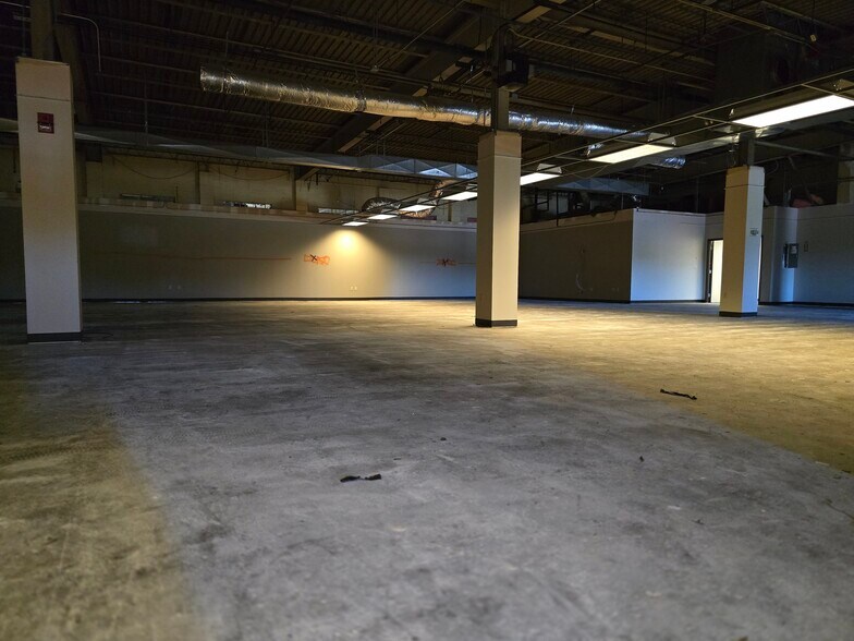 More Photos Of 557 E Tallmadge Ave, Akron Warehouse For Lease