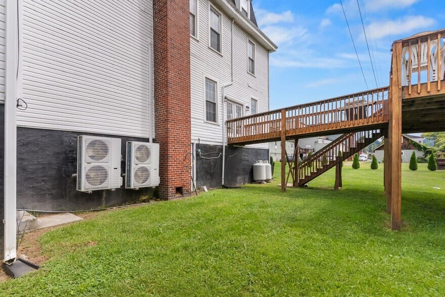 More Photos Of 509 W Main St, Fries Hotel For Sale