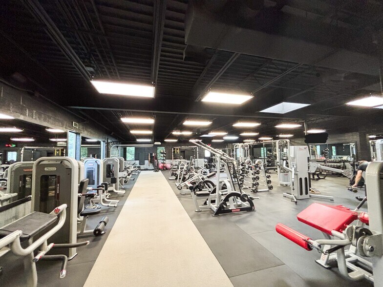 More Photos Of 2053 S Waverly Ave, Springfield Office For Sale