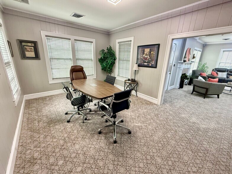 More Photos Of 208 N Gloster St, Tupelo Office For Sale