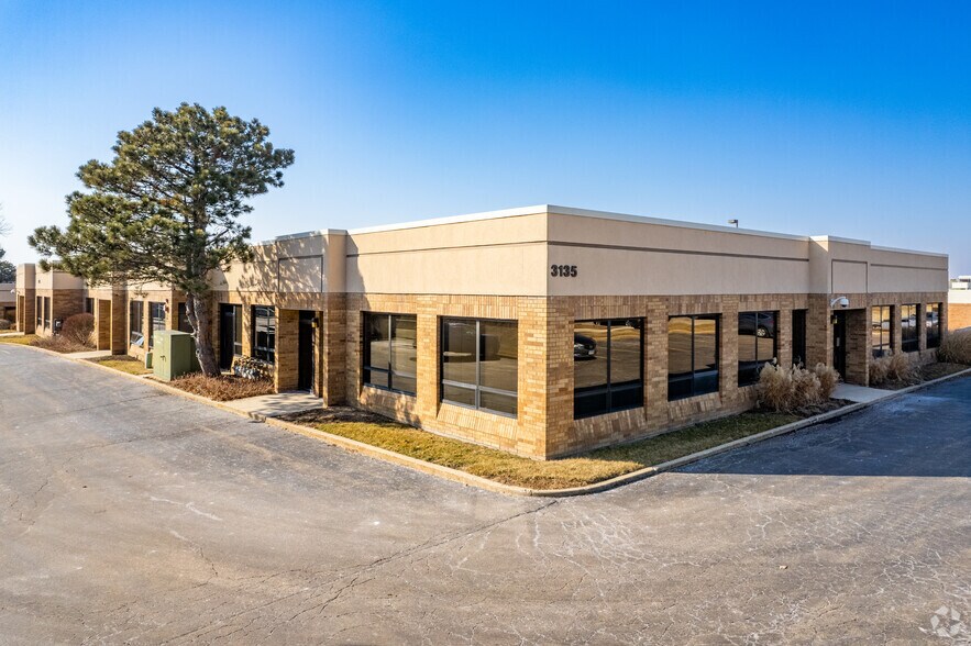 More Photos Of 3115 N Wilke Rd, Arlington Heights Unknown For Lease