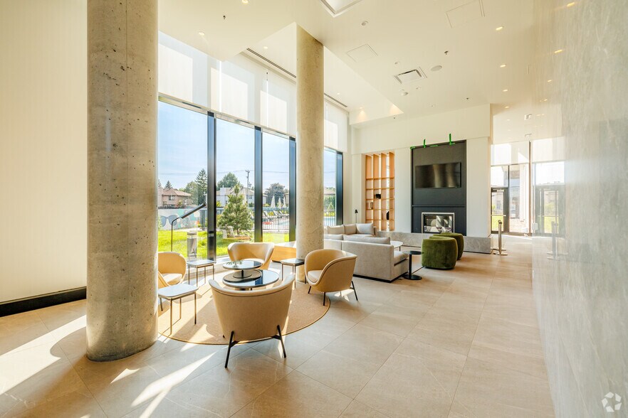 More Photos Of 880 Av Carson, Dorval General Retail For Lease