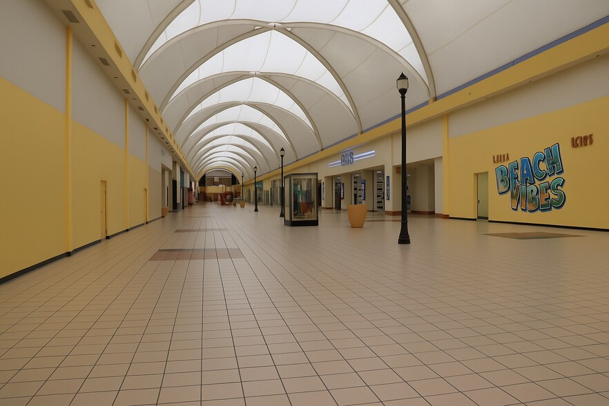 More Photos Of 1205 NE 163rd St, North Miami Beach General Retail For Lease