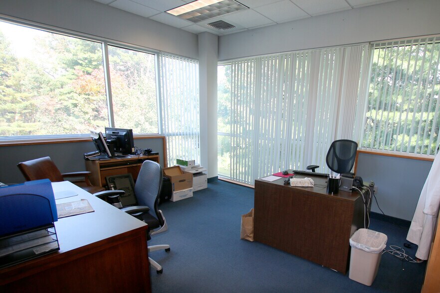 More Photos Of 16 Pelham Rd, Salem Medical For Sale