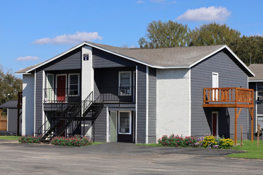 More Photos Of 1105 Westwood Ln, Giddings Apartments For Sale