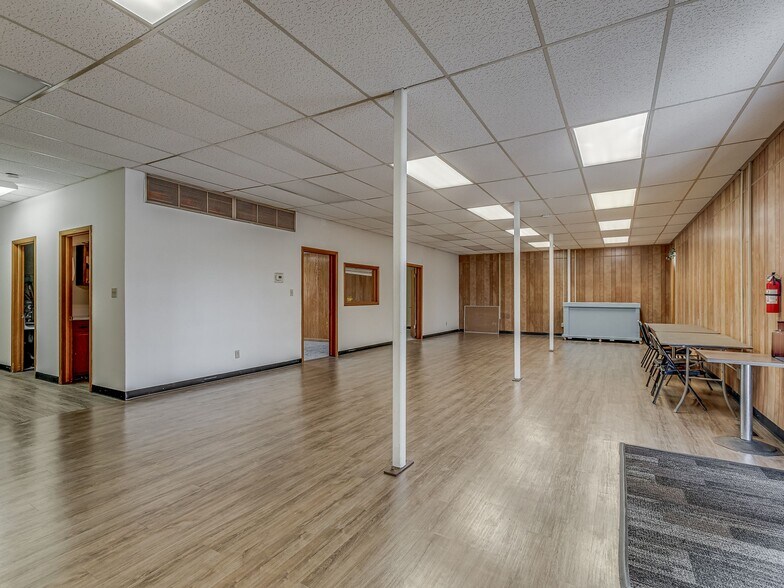 More Photos Of 111 N 4th St, Seminole Office For Sale