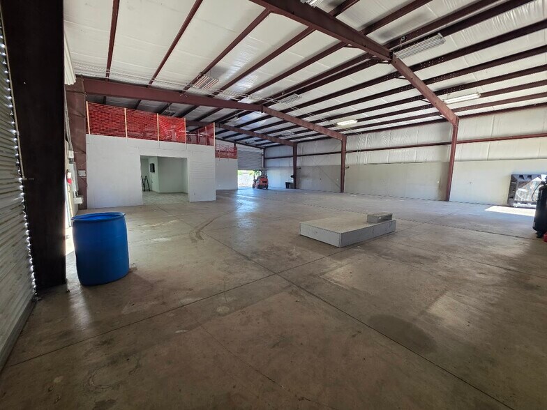 More Photos Of 500 Delano Dr, Oakdale Showroom For Lease