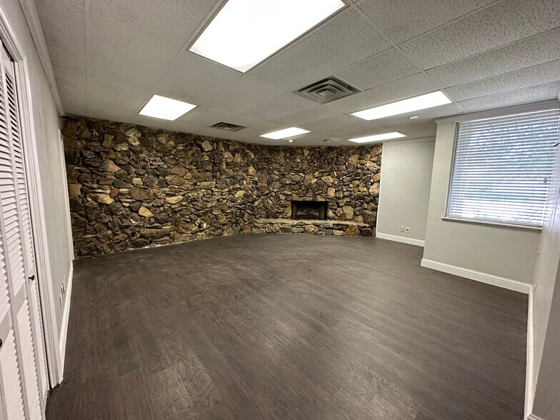 More Photos Of 11359 Kline Dr, Dallas Light Manufacturing For Lease