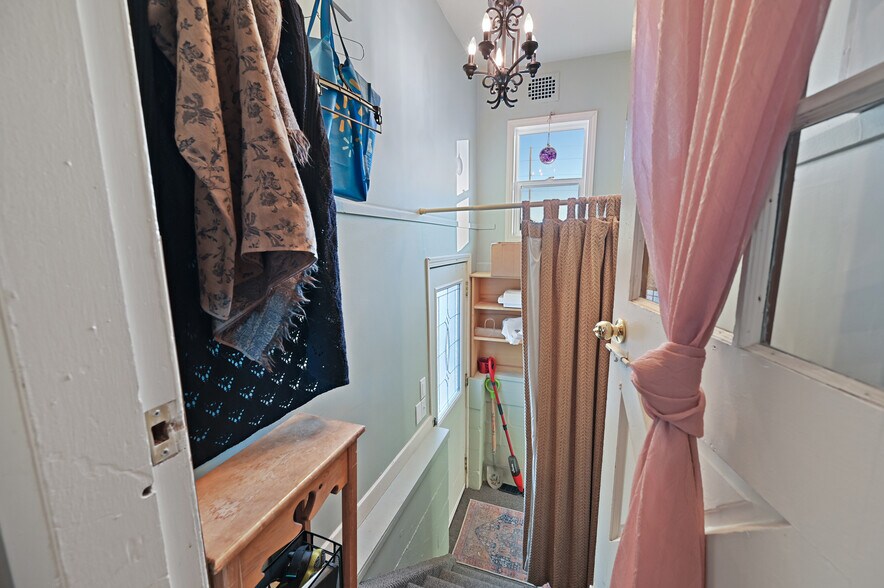 More Photos Of 132 17 Avenue NW, Calgary Office For Sale